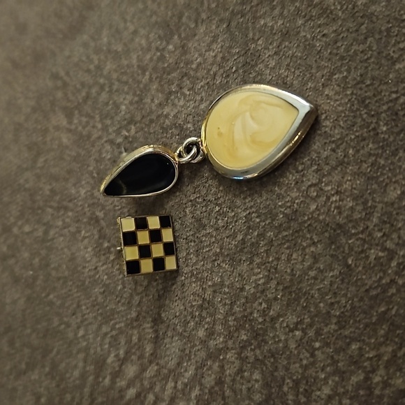 3/$30 VTG Mismatched Teardrop Dangle Checkered Post Earrings - Picture 2 of 5